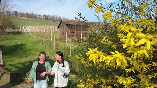 Ausflugsreporterin Alev Seker und Jungwinzerin beim Spaziergang