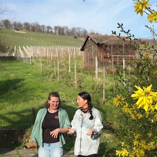 Ausflugsreporterin Alev Seker und Jungwinzerin beim Spaziergang