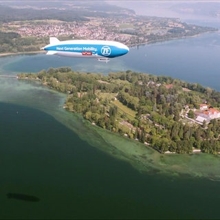 Ein Zeppeline über dem Bodensee