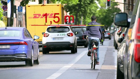 Fahrradfahrer auf dem Radweg im Verkehr: 1,50 Meter oder gedanklich drei Fahrradfahrer nebeneinander: So viel Abstand müssen Autofahrer innerorts zu Fahrradfahrern halten.