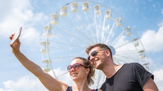 Surfen und telefonieren kann je nach Urlaubsland sehr teuer werden. Auch das Smartphone selbst ist wertvoll und voll mit persönlichen Daten und Fotos. Unser Experte gibt Tipps.