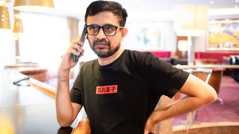 Surfen und telefonieren kann je nach Urlaubsland sehr teuer werden. Auch das Smartphone selbst ist wertvoll und voll mit persönlichen Daten und Fotos. Unser Experte gibt Tipps.