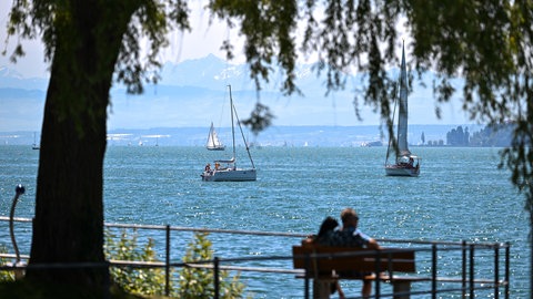 Auch am Bodensee kann surfen und telefonieren teuer werden - wenn man versehentlich ins Schweizer Netz gerät. In diesem Artikel gibt unser Digital-Experte Tipps zum Schutz vor Kostenfallen und wie man seine Daten und Fotos am Smartphone schützt.