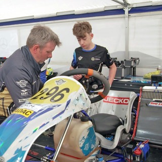 Adrian Lorenzund sein Vater bereiten das Kart fürs Rennen vor