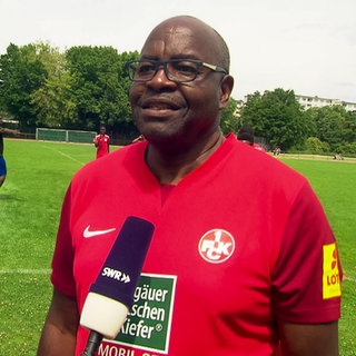 Fußballspieler steht auf einem Fußballfeld