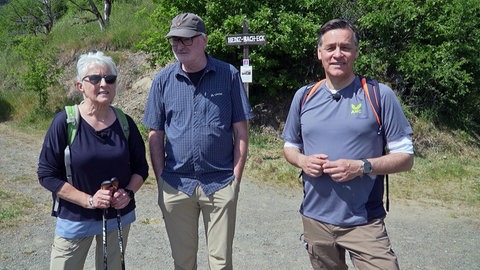 Gerdi Rings-Goetsch und ihr Mann Peter mit Holger Wienpahl (r.) beim Wandern