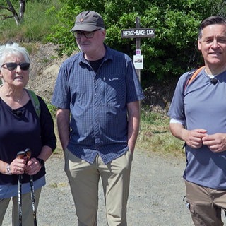 Gerdi Rings-Goetsch und ihr Mann Peter mit Holger Wienpahl (r.) beim Wandern