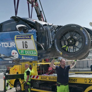 Rennwagen wird von Abschleppwagen herunter gehoben
