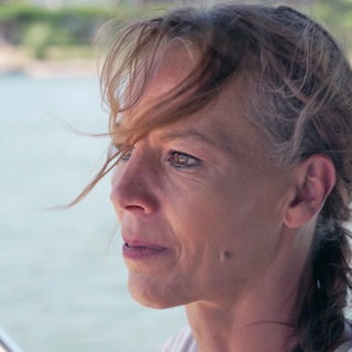 Natascha Janovich auf einem ihrer Schulungsboote auf dem Rhein