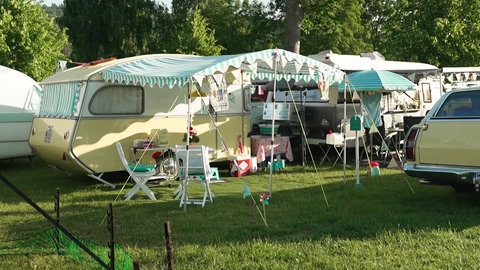 Fans von Oldtimer-Wohnwagen treffen sich in der Eifel