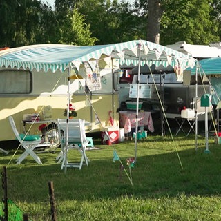 Fans von Oldtimer-Wohnwagen treffen sich in der Eifel
