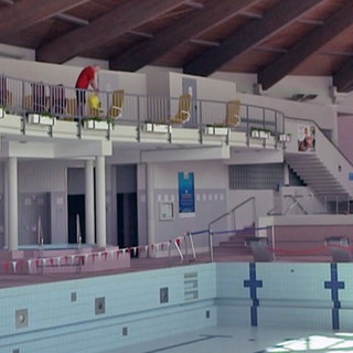 Betriebsleiter Reinhard Gotzheim gießt die Pflanzen im leerstehenden Tauris-Bad in Mülheim-Kärlich