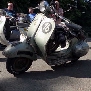 Vespa-Freunde machen Kolonnenfahrt in Kaiserslautern.