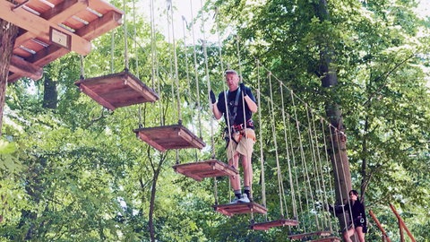 Reporter Felix Mansel im Kletterwald Speyer