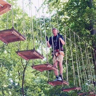 Reporter Felix Mansel im Kletterwald Speyer