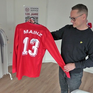 Martin Oster sammelt Mainz 05-Trikots