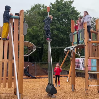 Kinder auf einem Spielplatz