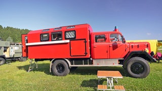 Eines zum Expeditionsfahrzeug, "Overlander", umgebautes rotes Feuerwehrauto