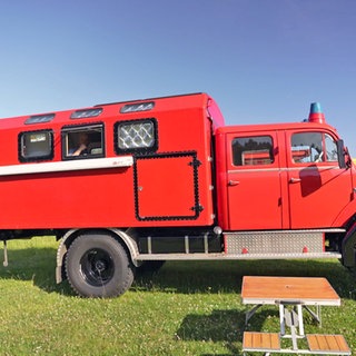 Eines zum Expeditionsfahrzeug, "Overlander", umgebautes rotes Feuerwehrauto