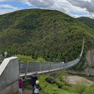 So ähnlich könnte die Hängeseilbrücke im Ahrtal aussehen.