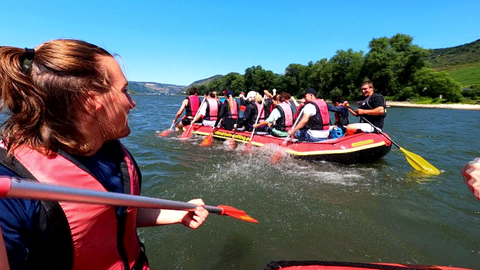 Rafting ist nicht nur im Gebirge, sondern auch auf dem Rhein möglich. Eine Schulklasse probiert es auf dem Mittelrhein zwischen Kaub und Assmannshausen aus.