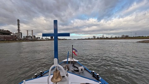 Das Boot des Hafenpfarrers unterwegs im Mannheimer Hafen