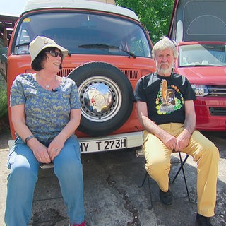 Barbara und Ingo Tiezel sitzen vor ihrem alten Bulli.