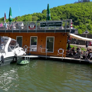 Die schwimmende Kneipe "Zum Klabautermann" liegt in Burgen an der Mosel.