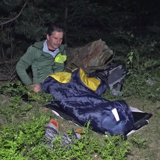 Ein Mann übernachtet im Freien im Pfälzerwald