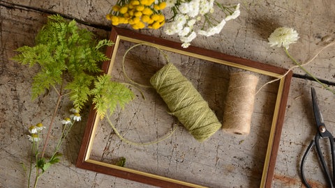 Dekortaiver Bilderrahmen mit Sommerblüten