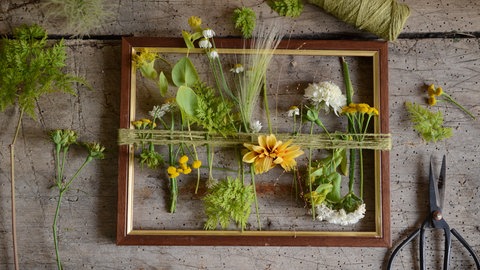 Dekortaiver Bilderrahmen mit Sommerblüten