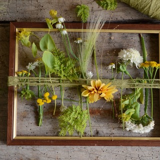 Dekortaiver Bilderrahmen mit Sommerblüten