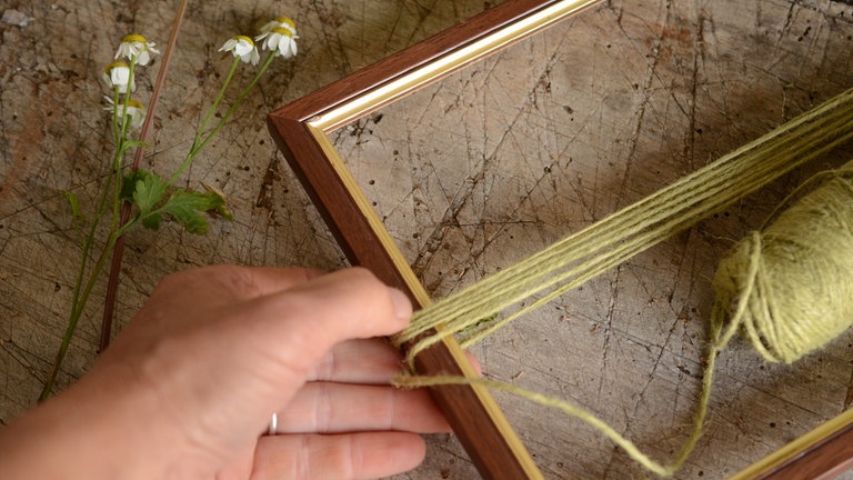 In einem Achter den Bilderrahmen (je nach Rahmengröße) mehrmals mit der Schnur umwickeln...