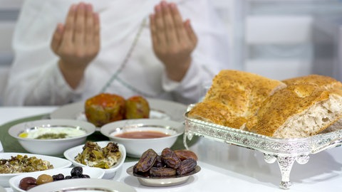 Muslimischer Mensch beim Fastenbrechen an Ramadan
