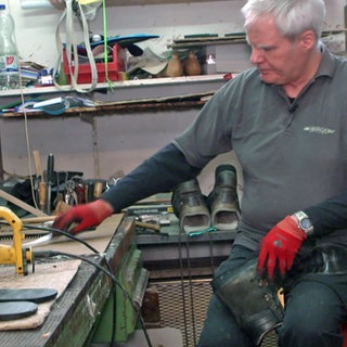 Stuttgarter Schuhmacher Stefan Dieringer in seiner Werkstatt