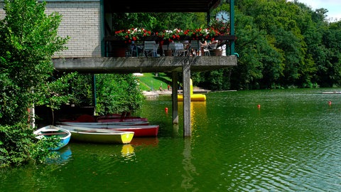 Tiefer See Badesee Maulbronn: Restaurant-Terrasse auf Stelzen