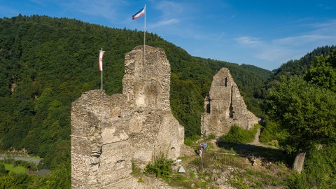 Wandern im Westerwald: Panoramablick auf die Burgruine Isenburg, auf der man bei der Wäller Tour Iserbachschleife vorbeikommt.