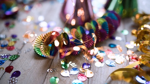 Faschingsdeko: Konfetti, Luftschlangen und Girlanden