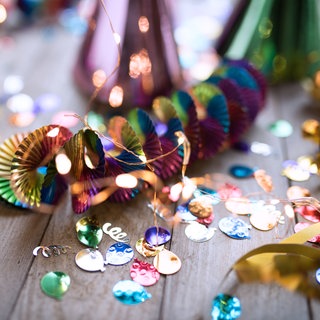 Faschingsdeko: Konfetti, Luftschlangen und Girlanden