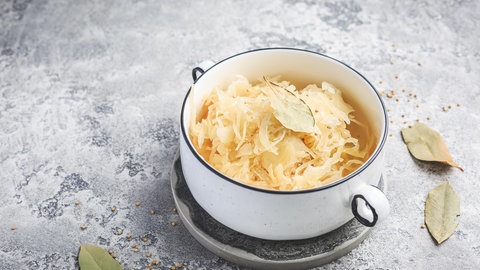 Wer Sauerkraut zum Jahreswechsel isst, dem soll angeblich das Geld nicht ausgehen.