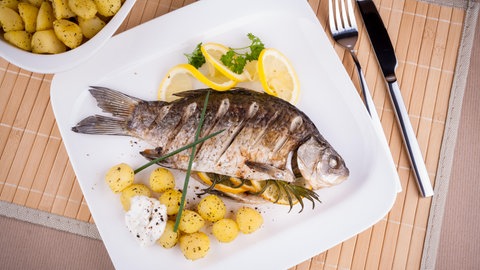 In manchen Familien hat das Karpfenessen zum Jahreswechsel Tradition. 
