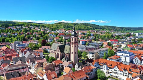 Ein Luftaufnahme von der Stadt Tauberbischofsheim.