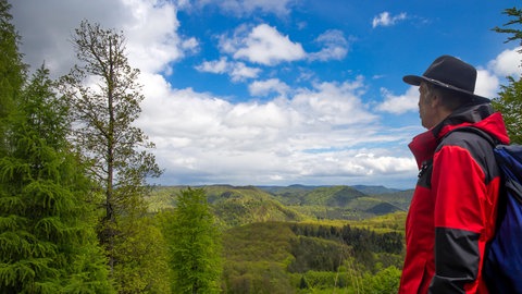 Zum Thema Wandern mit kostenlosen Apps: Wanderer blickt in die Ferne