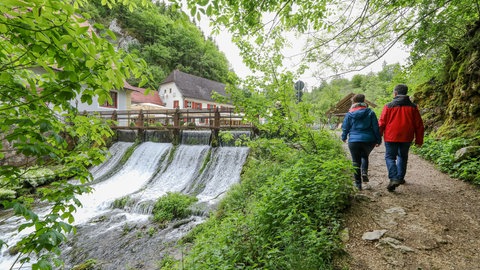 Wandern auf der Schwäbischen Alb: Ein Paar wandert auf einem Wanderweg zwischen Zwiefalten und der Wimsener Höhle.