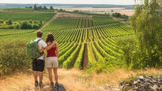 Rundwanderweg Hiwweltour Heideblick in Rheinhessen: Ein junges Paar blickt über die Weinberge