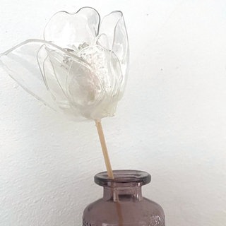 Dann die vier kleineren Blütenblätter um das Innere der Blüte festkleben. Zum Schluss die vier größeren Blütenblätter versetzt zu den inneren Blütenblättern festkleben. 