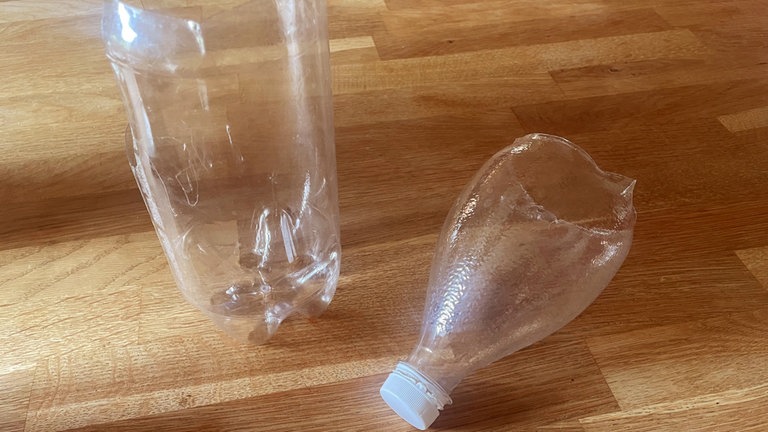 Die Plastikflasche mit dem Messer mittig durchschneiden. 