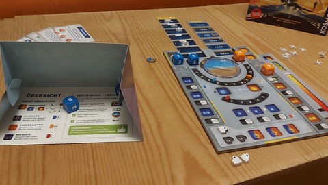 Das Pilotentableau des Zwei-Personen-Spiels "Sky Team" aufgebaut auf einem Tisch: Die Jury "Spiel des Jahres" hat den Titel zum "Spiel des Jahres 2024" nominiert.