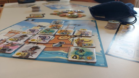 Personal-Plättchen ziehen und auf ein Spieltableau legen: Das Brettspiel Captain Flip ist zum Spiel des Jahres 2024 nominiert.