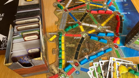 Das Brettspiel "Zug um Zug legacy - legenden des Westens" aufgebaut auf einem Tisch: Die Jury "Spiel des Jahres" hat das Spiel zum "Kennerspiel des Jahres 2024" nominiert.